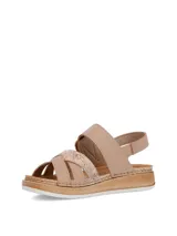 Sandalias de mujer color beige, con tiras cruzadas en la parte frontal, una de ellas con textura metalizada, y tira ajustable al talón con hebilla. Posee suela de plataforma con detalle estilo yute.