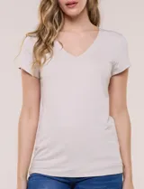 Remera básica de manga corta y color negro, con escote en V pronunciado y corte clásico.