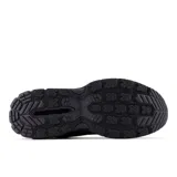 Championes de trail running New Balance modelo 410 v9, color negro. Presentan una entresuela con tecnología Fresh Foam para mayor amortiguación, suela con tacos para tracción en terrenos difíciles y refuerzos estratégicos para mayor durabilidad.