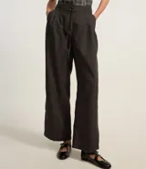 Pantalón pantalona de poliéster color gris oscuro, con cintura alta, corte amplio, pliegues frontales, trabillas y cinturón fino.