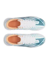 Championes de fútbol Under Armour U Shadow Slct 4 Turf, color blanco con diseño gráfico abstracto en azul y verde oscuro, con detalles en naranja claro. Suela de goma con tapones multidireccionales para césped artificial.