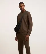 Pantalón deportivo masculino liso color negro, con ajuste elástico en la cintura y bolsillos laterales.