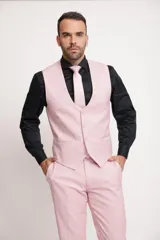 Traje de tres piezas color rosado claro, compuesto por saco entallado, chaleco y pantalón de corte slim fit. Presenta solapas clásicas, cierre frontal con botones y bolsillos laterales.