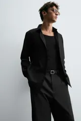 Camisa blanca de manga larga con cuello italiano y cierre frontal de botonadura. Corte regular fit.