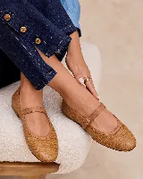 Balerina de cuero color tostado con diseño tramado texturizado, puntera ovalada y tira en el empeine con hebilla metálica ajustable.
