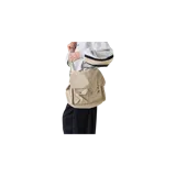 Bandolera tipo messenger bag de lona color beige, con múltiples bolsillos frontales y laterales con solapa y botones a presión. Cuenta con solapa principal con cierre de correas decorativas, manija superior y correa ajustable y desmontable. Presenta el nombre de la marca bordado en tono sobre tono sobre la solapa.