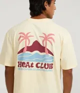 Remera de algodón color amarillo pálido, corte relajado y cuello redondo, con un pequeño estampado en el pecho con el texto "Heat Club" en tipografía estilizada color bordó.