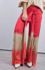 Pantalón de viscosa con estampado degradado de color rojo a marrón.