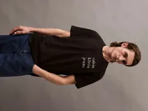 Remera de manga corta Calvin Klein Jeans con cuello redondo y corte regular. Confeccionada en algodón regenerativo con textura ligera tipo slub, presenta el logo de la marca estampado verticalmente en el pecho.