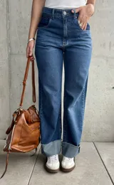 Pantalón de jean de tiro alto, color azul con detalles en azul oscuro en los bolsillos delanteros.