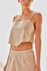 Top color nude confeccionado en lino con escote recto y breteles finos.