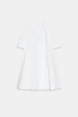 Vestido corto de algodón con cuello solapa, manga corta y cierre frontal con botones. Presenta un diseño evasé con bajo acabado estructurado.
