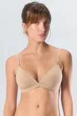 Soutien tipo triangulito con taza soft, confeccionado en algodón con elastano, de color beige, con breteles regulables y cierre posterior.