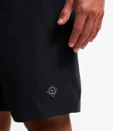 Bermuda de hombre estilo surf, color beige, con cintura fija, cordón contrastante y bolsillo trasero con tirador.