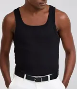 Musculosa blanca de rib con textura acanalada, escote cuadrado y breteles medianos. Confeccionada en algodón certificado BCI y elastano.