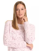 Buzo de chenille con textura jaspeada, cuello bote y manga larga. Presenta un diseño de tejido acanalado con aberturas laterales en el ruedo.