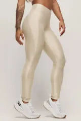 Calza deportiva de tiro alto en color verde militar, confeccionada en tejido técnico con acabado satinado. Presenta un diseño anatómico que se ajusta al cuerpo y cuenta con un bolsillo interno.