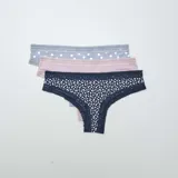 Pack de tres braguitas brasileñas de microfibra con encaje. Una es azul con lunares blancos, otra es rosa y la tercera es azul marino con estampado floral blanco.
