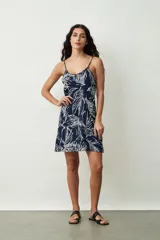 Vestido corto negro de tirantes finos con escote redondo, de corte suelto y fluido.