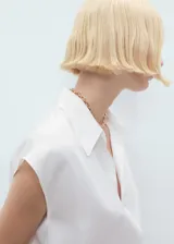 Camisa sin mangas de lyocell, color blanco, con cuello camisero y cierre frontal de botones.