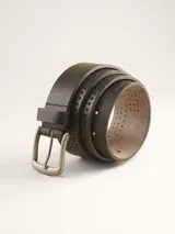 Cinturón de cuero marrón oscuro con hebilla metálica plateada y perforaciones decorativas.