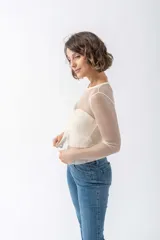 Buzo color oro de algodón con elastano, cuello redondo y mangas largas.