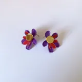 Aros tipo botón con forma de flor de pétalos turquesa y centro rosa y naranja.