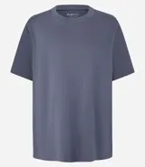 Remera de corte boxy con cuello redondo y mangas cortas. Confeccionada en algodón, presenta un diseño minimalista sin estampas con sisa caída.