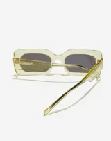 Gafas de sol unisex Hawkers X Tini modelo Flechazo, con montura rectangular color amarillo pastel y lentes grises.