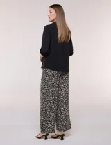 Blusa verde de calce holgado y caída fluida, confeccionada en tejido tipo crepé. Cuenta con cuello camisero con solapa, escote en V y cierre parcial al frente con tres botones metálicos. Las mangas son largas con puños abotonados.