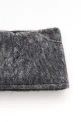 Minifalda gris de textura suave, con diseño estructurado y moderno.