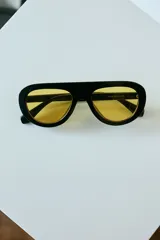 Lentes de sol con armazón de policarbonato color marrón traslúcido y diseño envolvente de una sola pieza.
