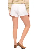 Short blanco de lino org%c3%a1nico, de talle alto y calce holgado, con bolsillos laterales y detalles de tachas met%c3%a1licas.
