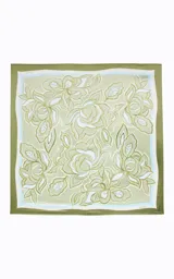 Pañuelo cuadrado de Le Lis Blanc con diseño estampado de flores en tonos verde, celeste y beige, con bordes en verde oscuro.