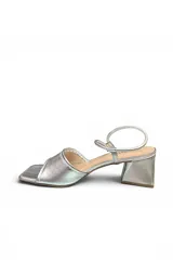 Sandalias de tacón Ana Paula modelo 75088, en color dorado, con tira ancha en la parte delantera y tiras finas en el talón. Cuenta con tacón ancho y bajo.