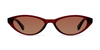 Lentes de sol con montura estilo cat-eye slim en color marrón translúcido y cristales polarizados en tono marrón.