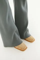 Pantalón Oxford de tejido de punto acanalado color marrón con lurex.