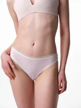Bombacha colaless de tela rib acanalada en color rosa suave. Presenta elásticos aplicados en la cintura y en las piernas con un delicado detalle de líneas en contraste, ofreciendo un ajuste cómodo y natural.