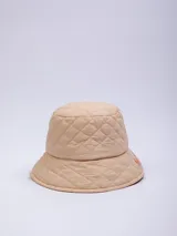 Gorro tipo bucket color beige con diseño acolchado de rombos y pequeño logo circular en el lateral.