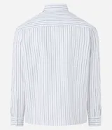 Camisa de manga larga con cuello inglés, confeccionada en algodón con estampado de rayas verticales.