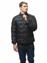 Campera 3 en 1 de diseño funcional, compuesta por una capa exterior semi impermeable con capucha ajustable y puños con velcro, y una capa interior capitoneada y abrigada. Ambas piezas pueden utilizarse juntas o por separado. Cuenta con cierre frontal, bolsillos laterales y un bolsillo en el pecho, todos con cierre.