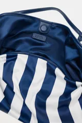 Maxi bolsa de hombro con diseño de rayas horizontales en azul marino y blanco, asa superior integrada y cierre con botón imantado.