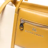Cartera grande tipo tote bag de color beige con detalles en color mostaza, de marca Extra Large. Cuenta con doble asa de mano, correa ajustable para el hombro, bolsillo frontal externo con cierre y aplique metálico con el logo de la marca.
