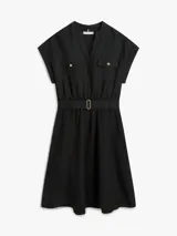 Vestido camisero corto negro confeccionado en mezcla de lino y viscosa, con cuello en V, manga tipo kimono, bolsillos con solapa en el pecho y cintura fruncida con cinturón incorporado con hebilla dorada.