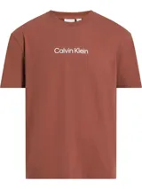 Remera de algodón orgánico con cuello redondo y manga corta. Presenta el logo de la marca estampado en contraste en el centro del pecho.