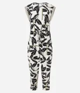 Mono largo de viscosa con estampado de hojas en blanco y negro. Tiene cuello redondo, sisas anchas con detalle de rayas y lazo en la cintura.