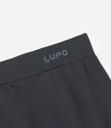 Calzoncillo tipo boxer de microfibra color negro, con cintura elástica que presenta detalle de líneas horizontales y logo de la marca.