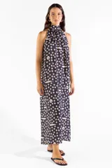 Vestido largo negro con cuello halter y estampado exclusivo de pequeños círculos y peces. Diseño sin mangas y corte fluido.