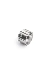Anillo ancho de plata 925 con diseño texturizado geométrico.