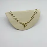 Cadena dorada de acero con eslabones circulares y cierre tipo toggle.